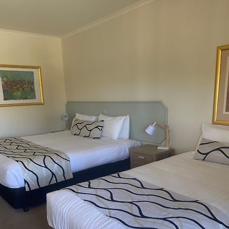 Deniliquin Country Club Motor Inn Экстерьер фото