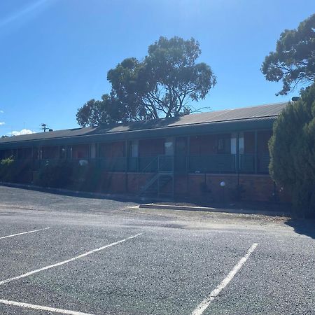 Deniliquin Country Club Motor Inn Экстерьер фото