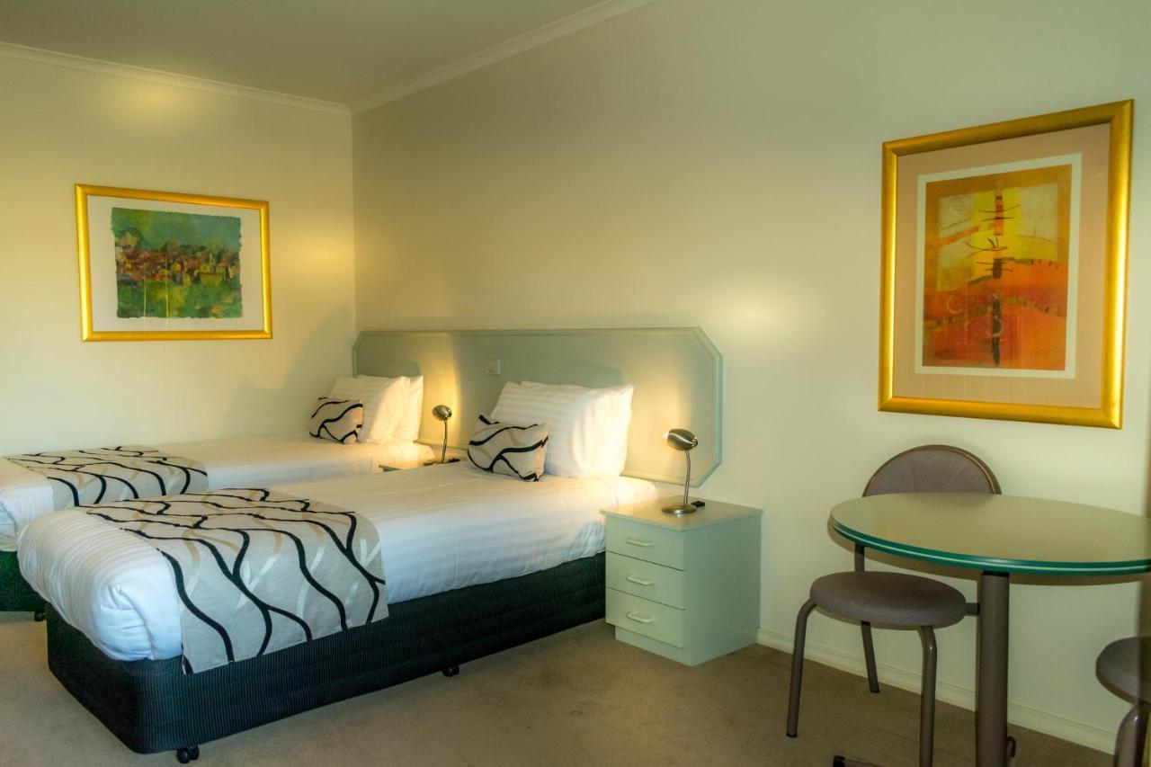 Deniliquin Country Club Motor Inn Экстерьер фото