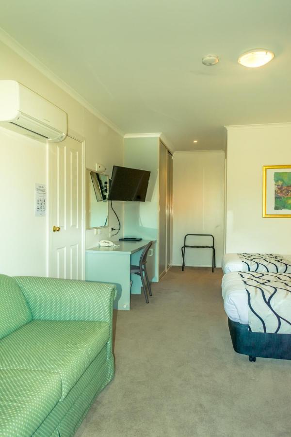 Deniliquin Country Club Motor Inn Экстерьер фото
