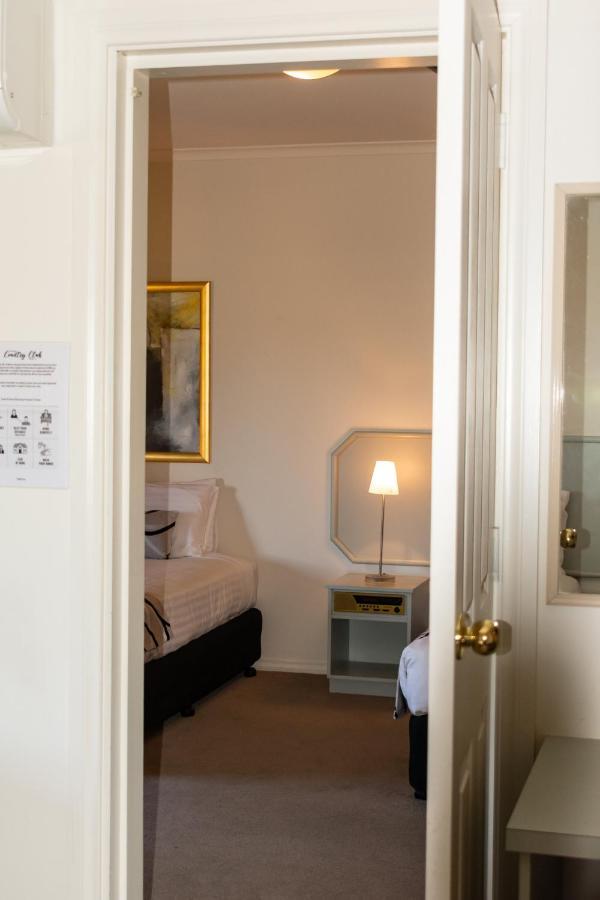 Deniliquin Country Club Motor Inn Экстерьер фото