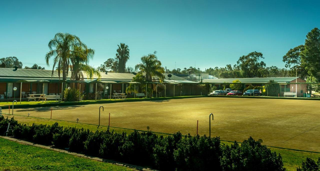 Deniliquin Country Club Motor Inn Экстерьер фото