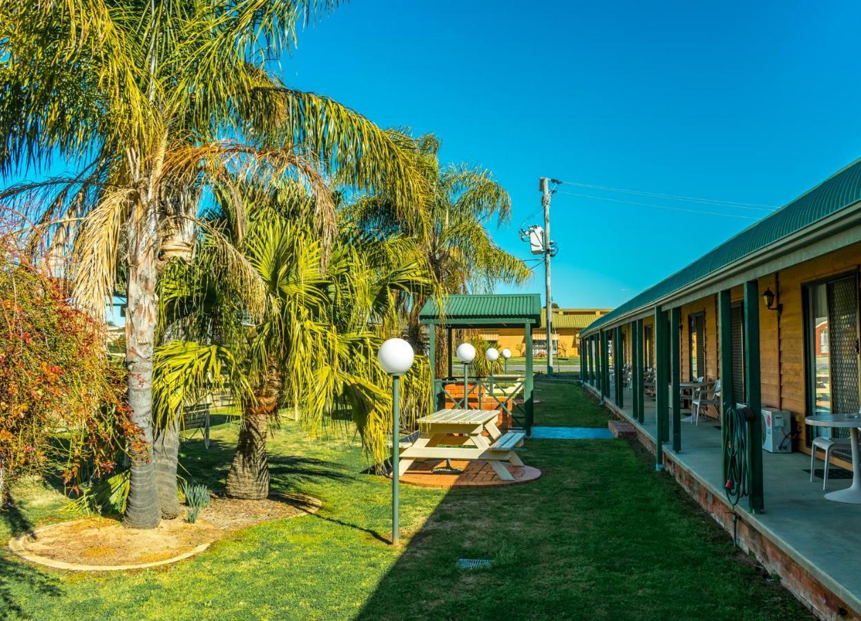 Deniliquin Country Club Motor Inn Экстерьер фото