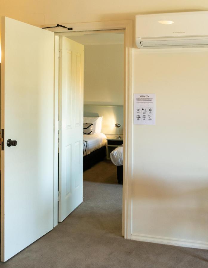 Deniliquin Country Club Motor Inn Экстерьер фото