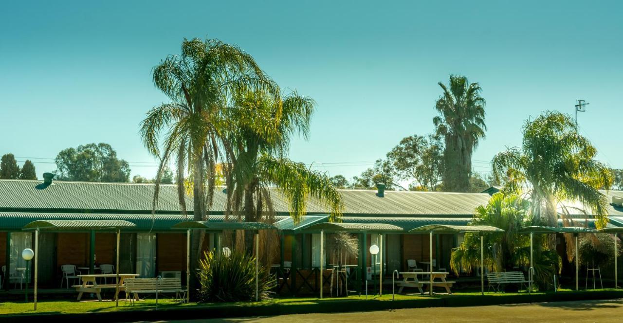 Deniliquin Country Club Motor Inn Экстерьер фото