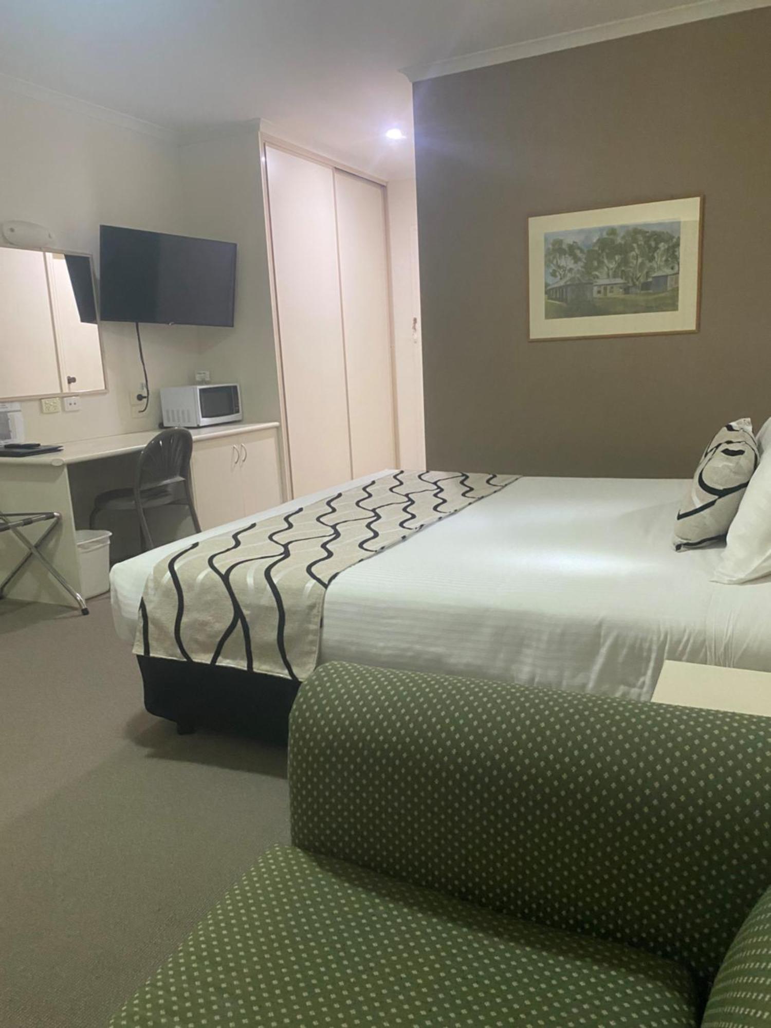 Deniliquin Country Club Motor Inn Экстерьер фото