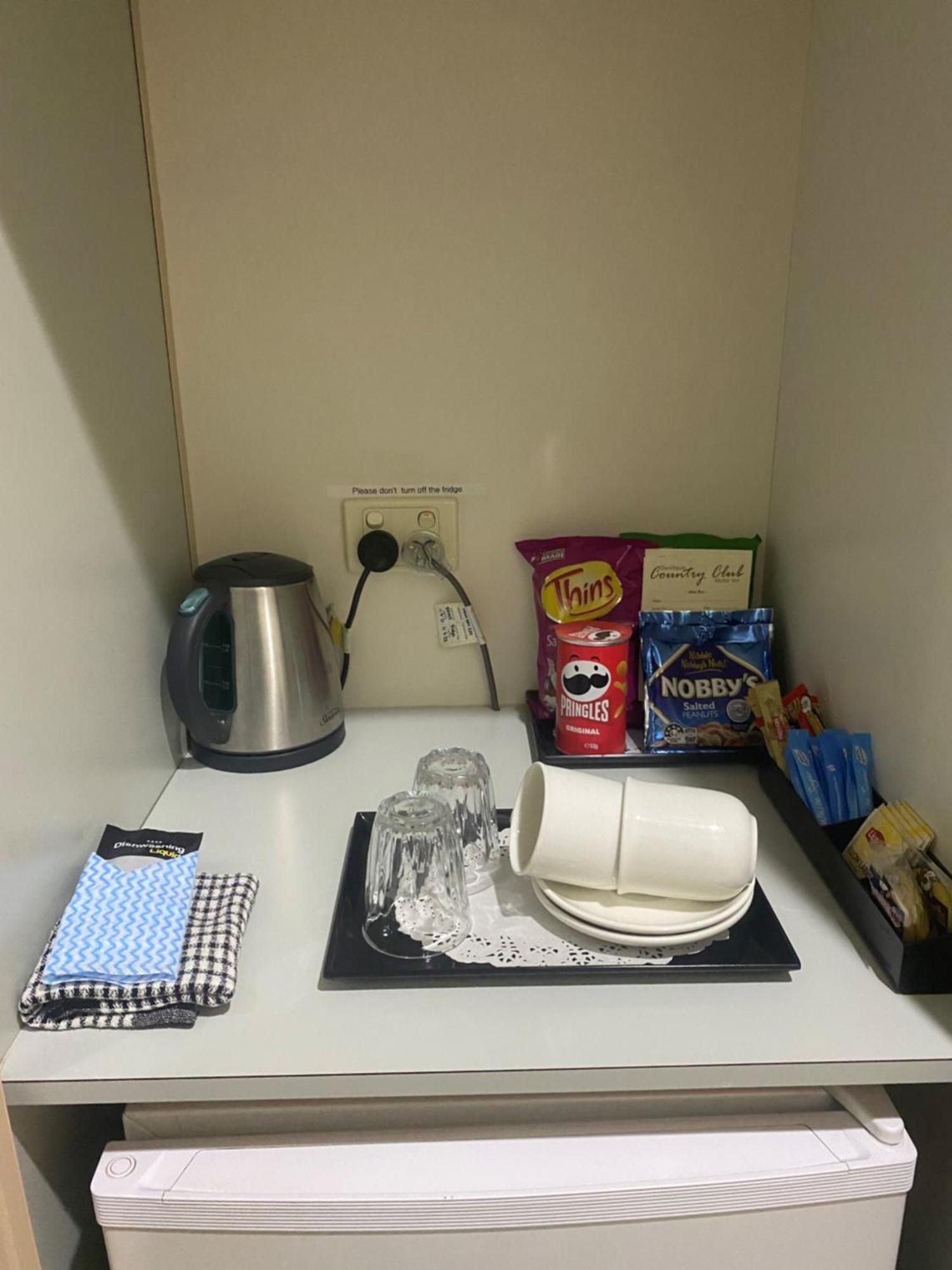 Deniliquin Country Club Motor Inn Экстерьер фото