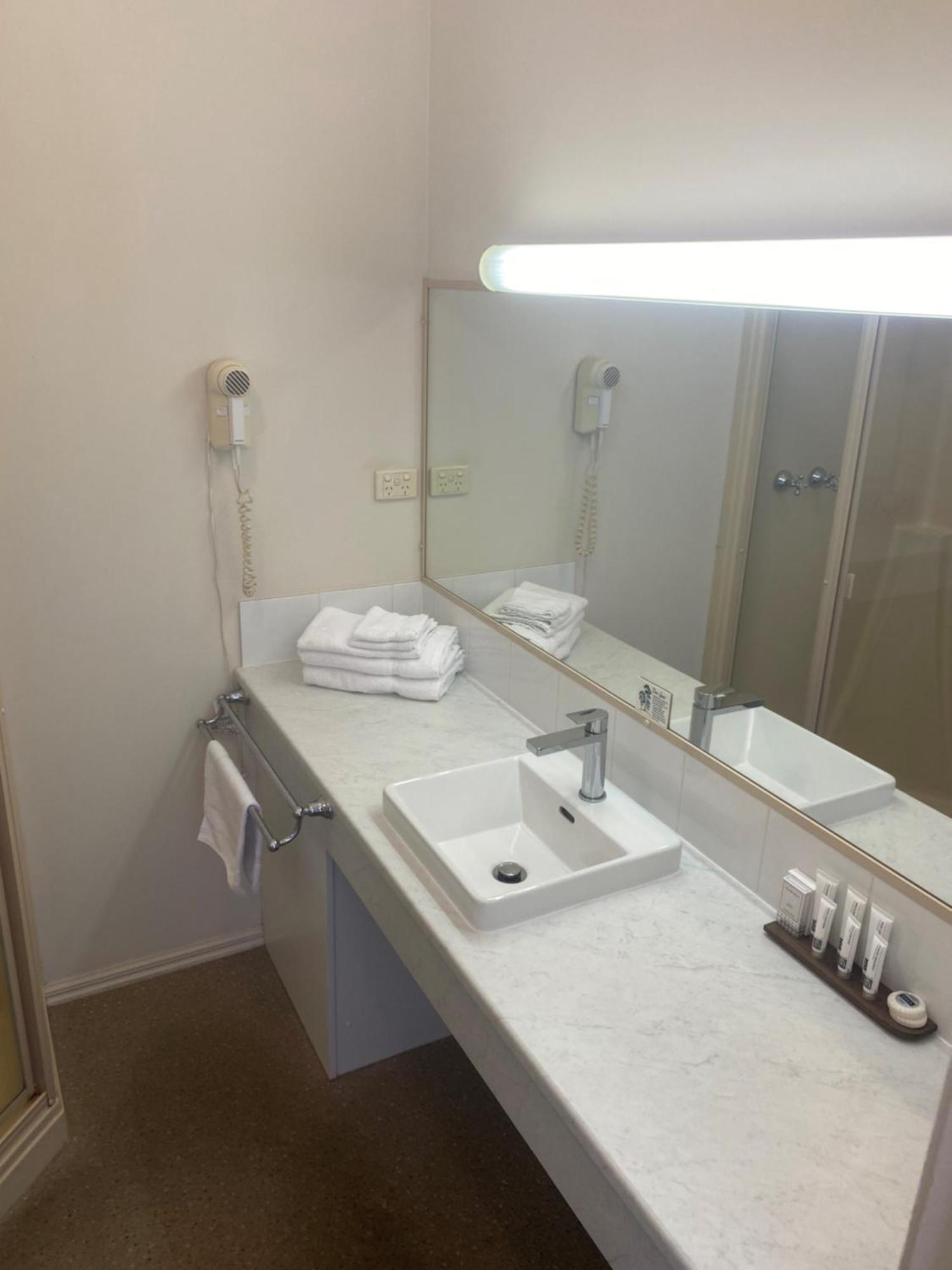 Deniliquin Country Club Motor Inn Экстерьер фото