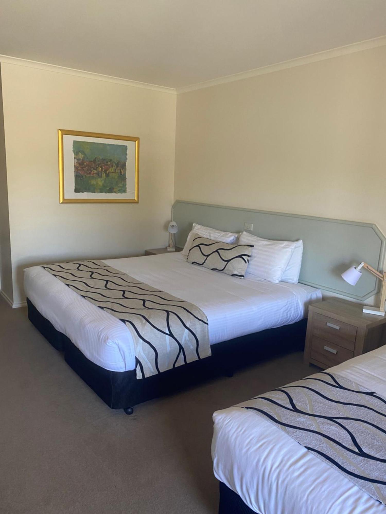 Deniliquin Country Club Motor Inn Экстерьер фото