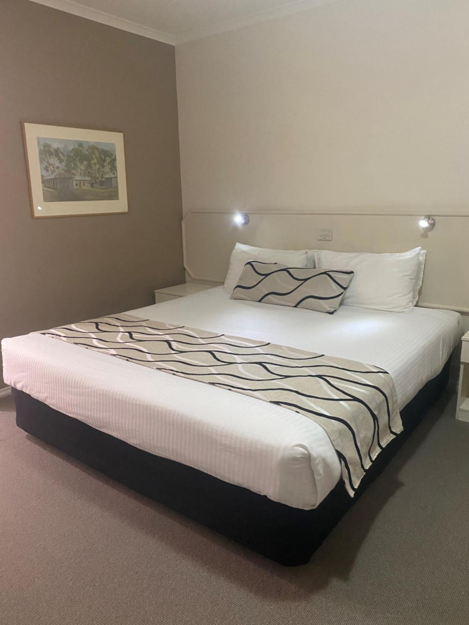 Deniliquin Country Club Motor Inn Экстерьер фото