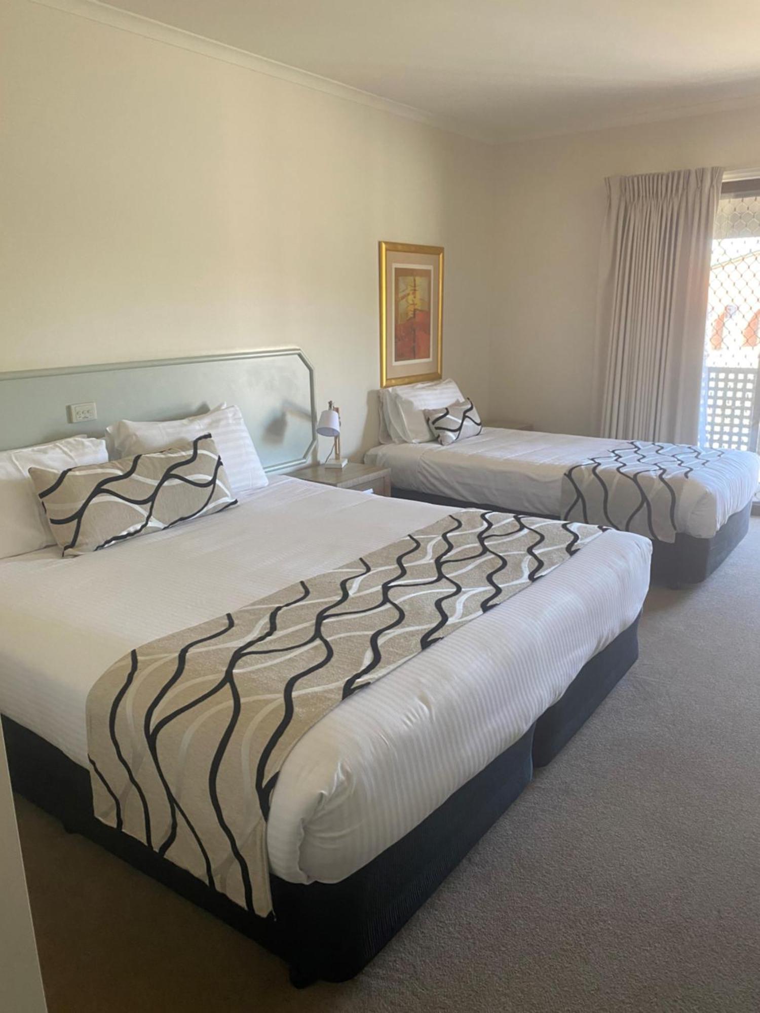 Deniliquin Country Club Motor Inn Экстерьер фото