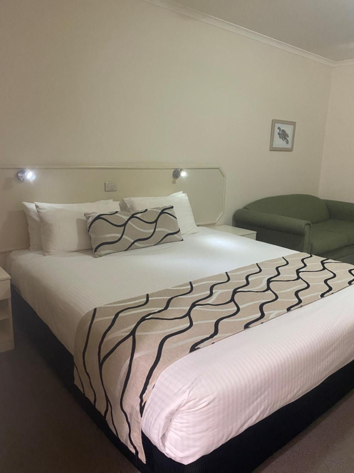 Deniliquin Country Club Motor Inn Экстерьер фото