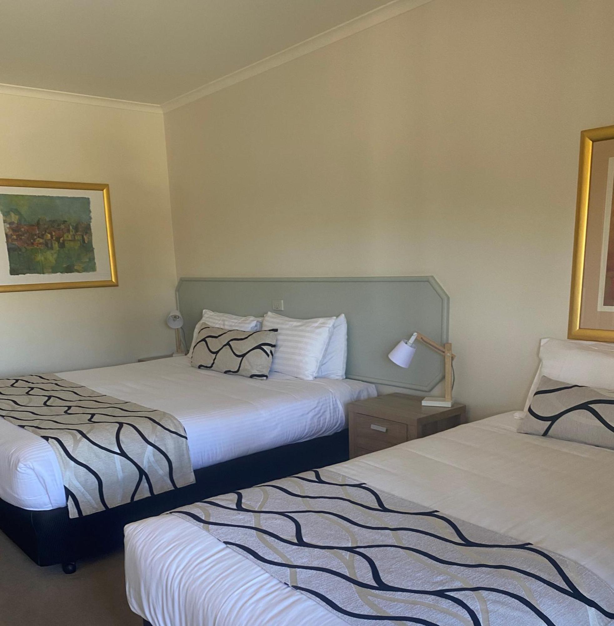 Deniliquin Country Club Motor Inn Экстерьер фото