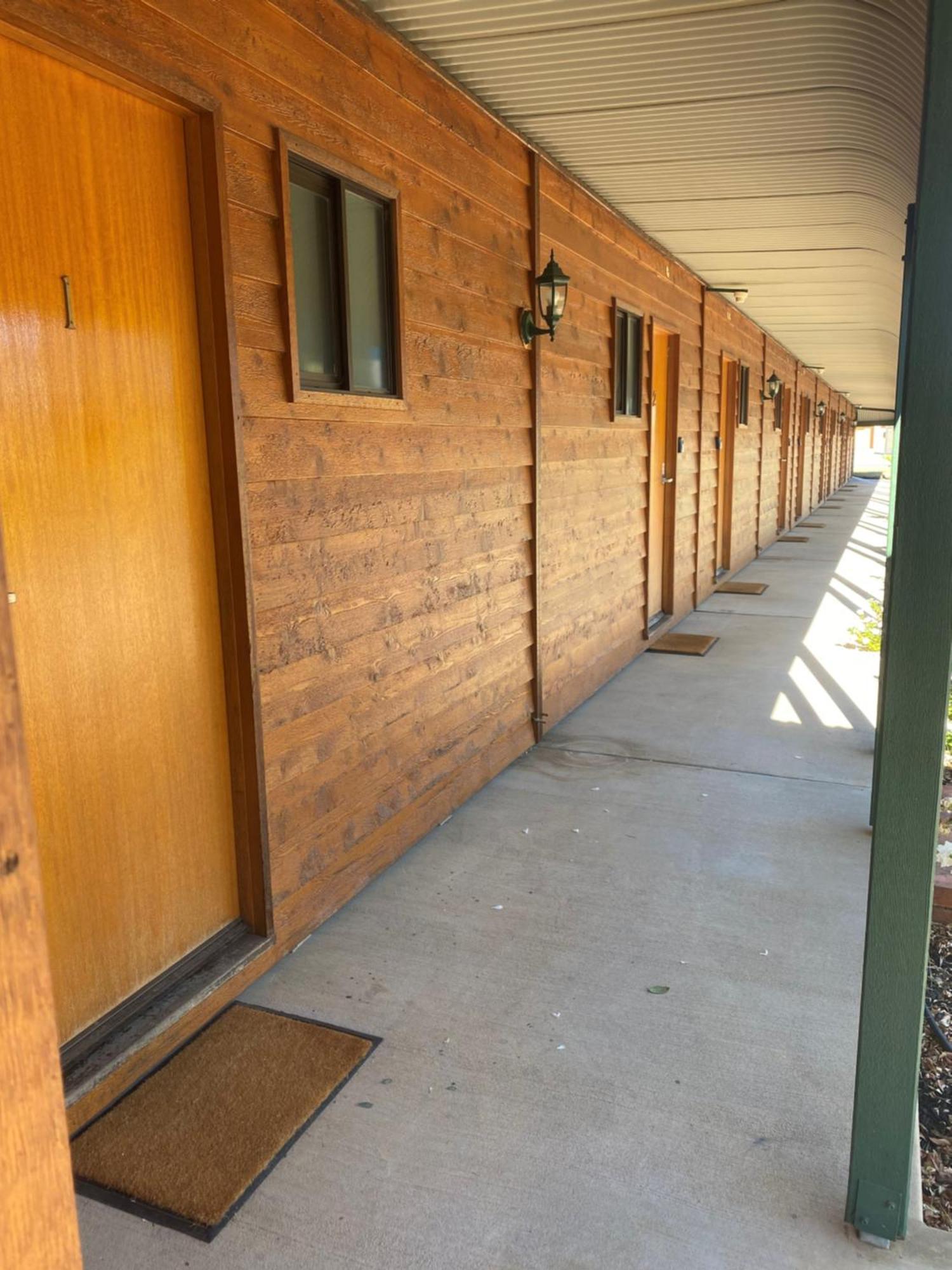 Deniliquin Country Club Motor Inn Экстерьер фото