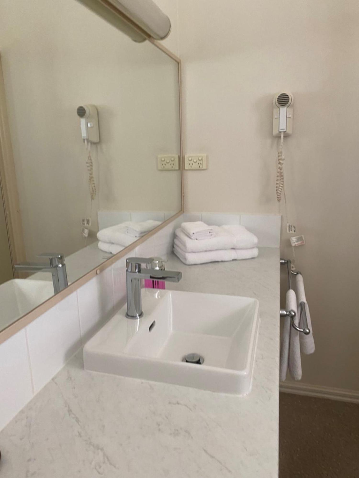Deniliquin Country Club Motor Inn Экстерьер фото