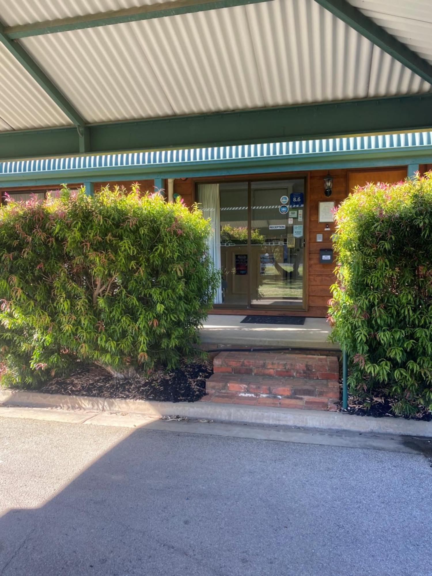 Deniliquin Country Club Motor Inn Экстерьер фото
