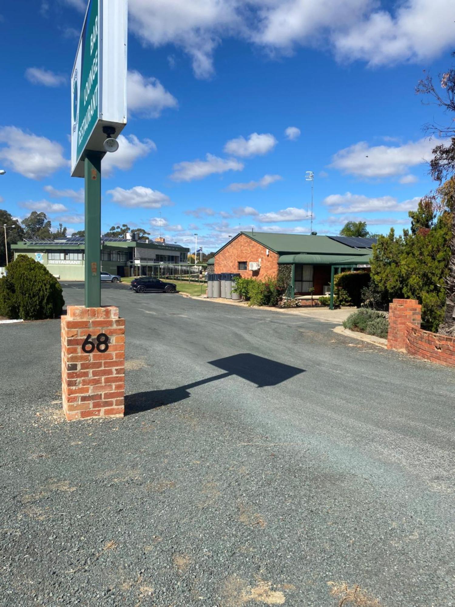 Deniliquin Country Club Motor Inn Экстерьер фото