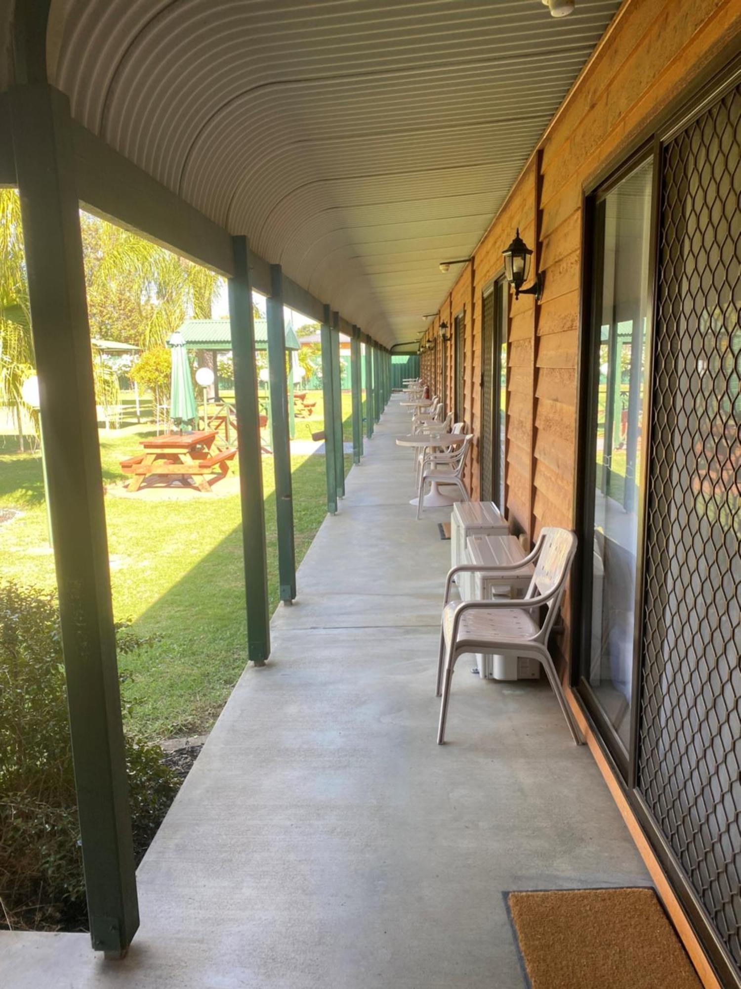 Deniliquin Country Club Motor Inn Экстерьер фото