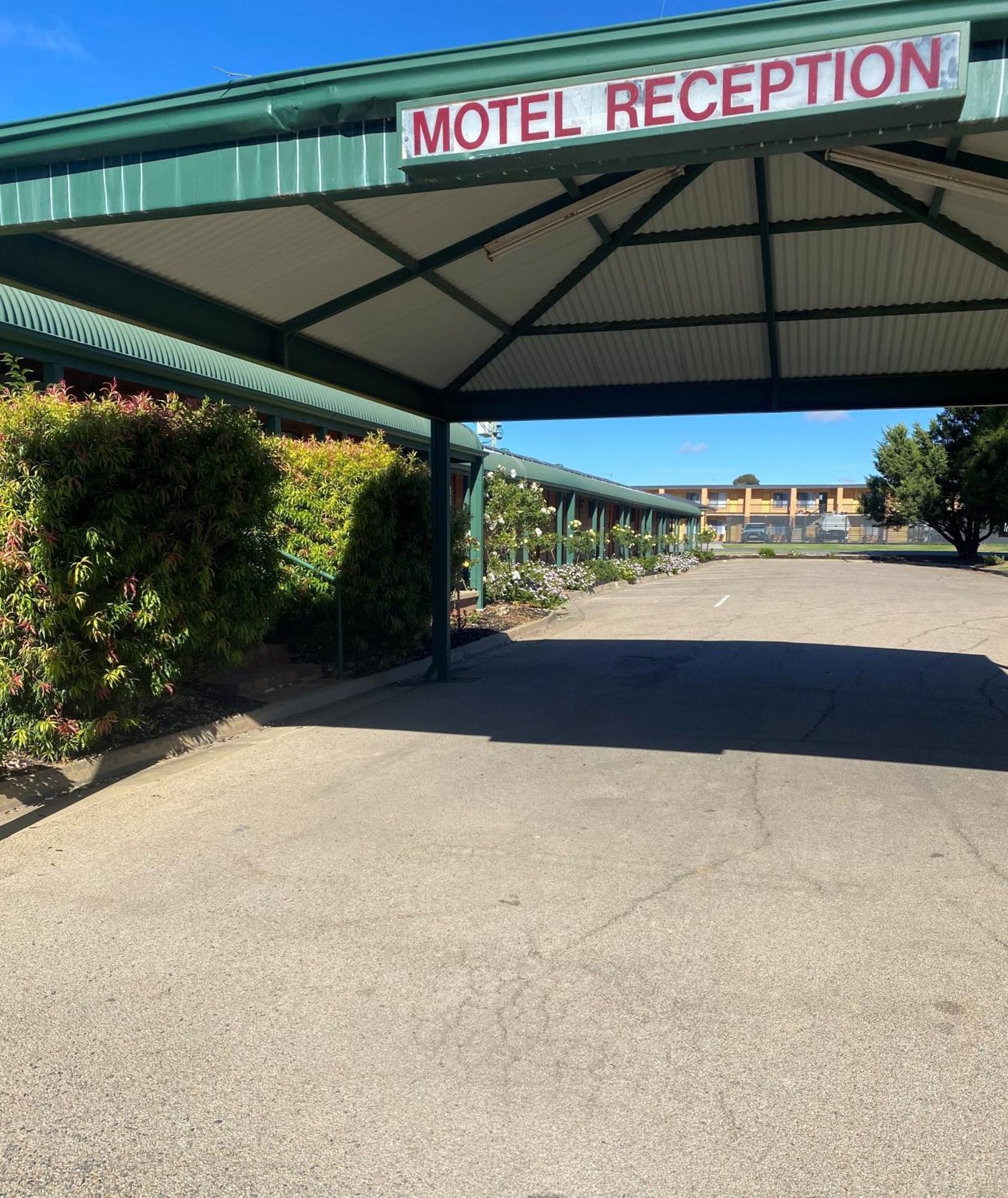 Deniliquin Country Club Motor Inn Экстерьер фото