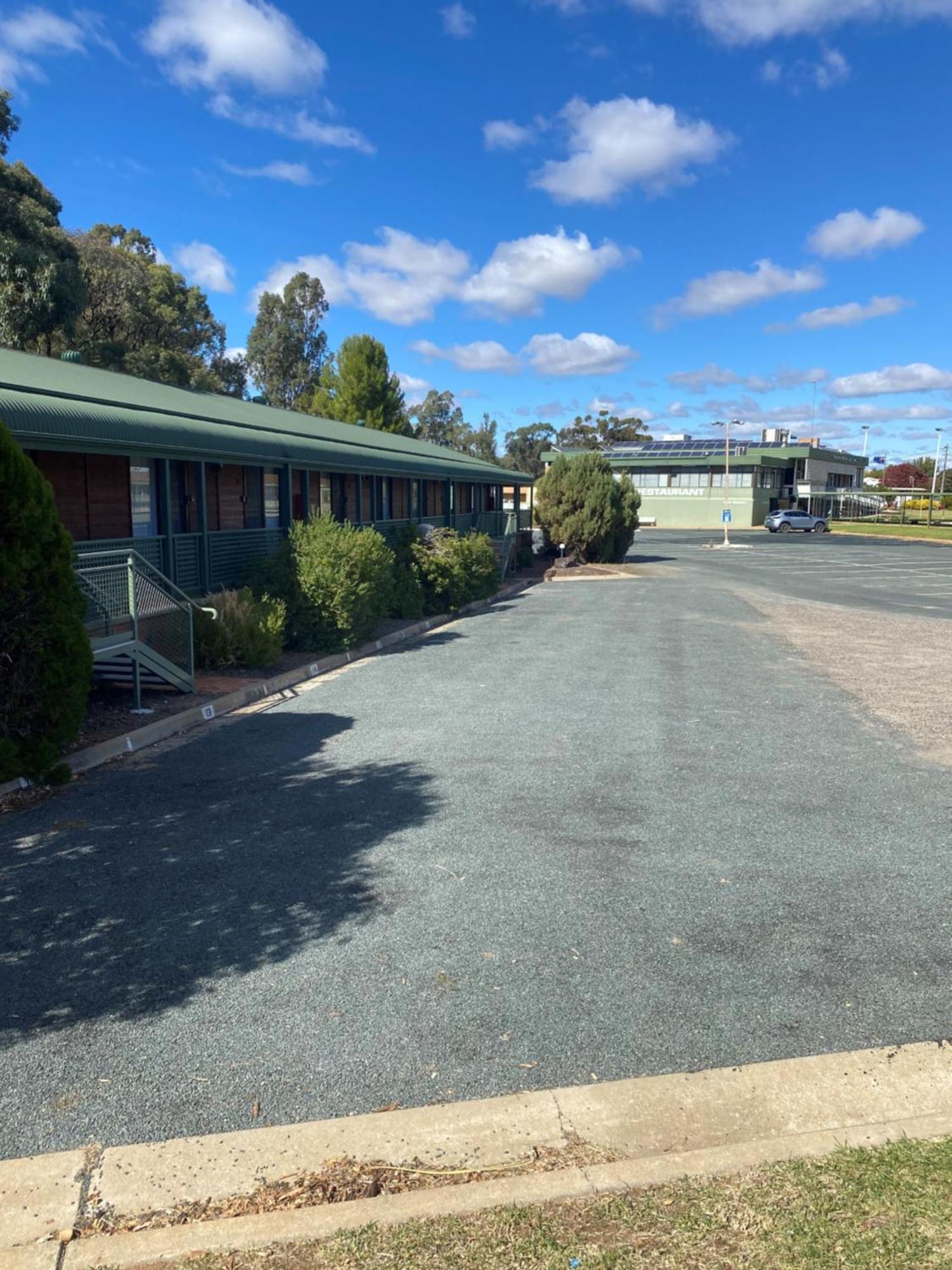 Deniliquin Country Club Motor Inn Экстерьер фото